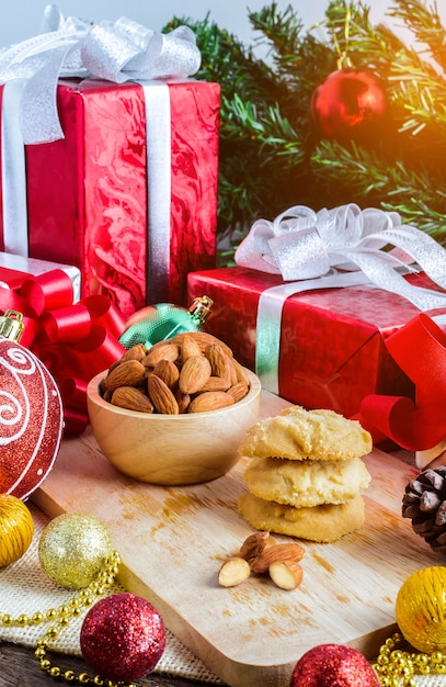 Almond Cookie i świąteczne dekoracje, Boże Narodzenie i Nowy Rok na stole