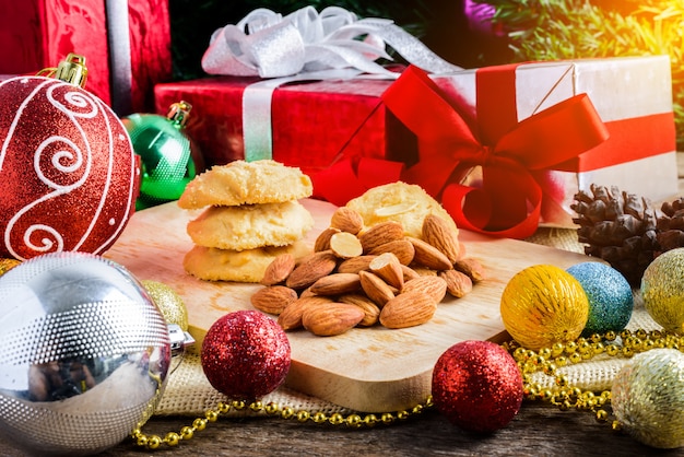 Almond Cookie I świąteczne Dekoracje, Boże Narodzenie I Nowy Rok Na Stole