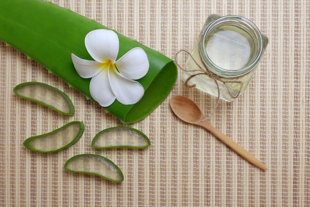 Aloe vera i olejku w szklanym słoiku z drewnianą łyżką