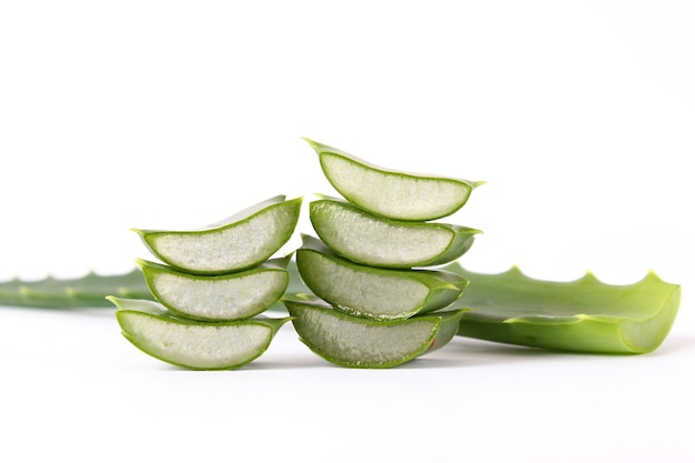 Aloe vera na białym tle naturalne produkty pielęgnacyjne nawilżające i pielęgnujące skórę