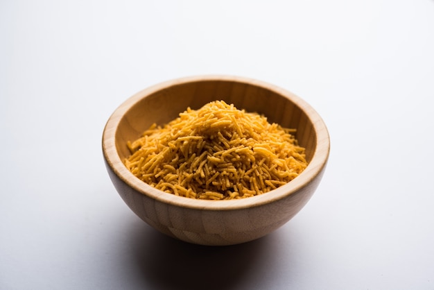 Aloo Bhujiya lub Potato Bhujia znany również jako Namkeen sev. Popularny przepis Bikaneri podawany w misce lub talerzu. selektywne skupienie