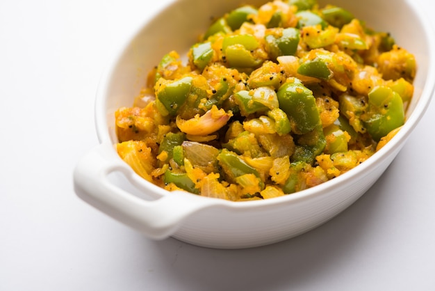 Aloo capsicum sabzi czyli sabji z ziemniaków i papryki to indyjski wegetariański przepis na danie główne