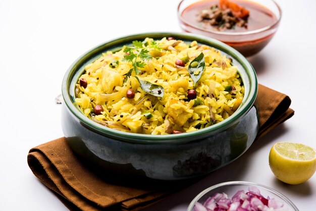 Aloo Kanda Poha lub Tarri Pohe z pikantną chana masala lub curry