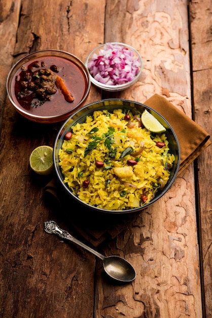 Aloo Kanda Poha lub Tarri Pohe z pikantną chana masala lub curry