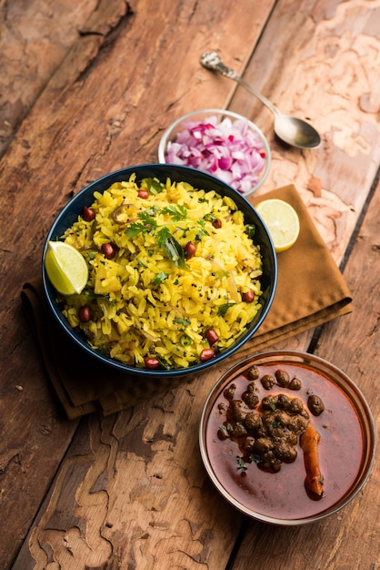 Aloo Kanda Poha lub Tarri Pohe z pikantną chana masala lub curry