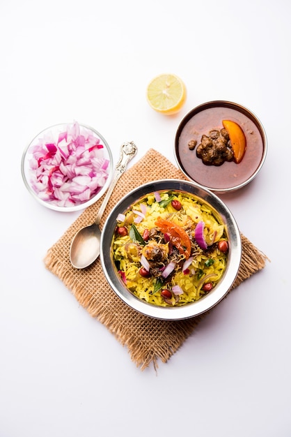Zdjęcie aloo kanda poha lub tarri pohe z pikantną chana masala lub curry