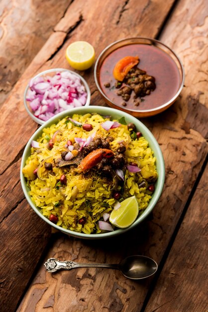 Aloo Kanda Poha lub Tarri Pohe z pikantną chana masala lub curry