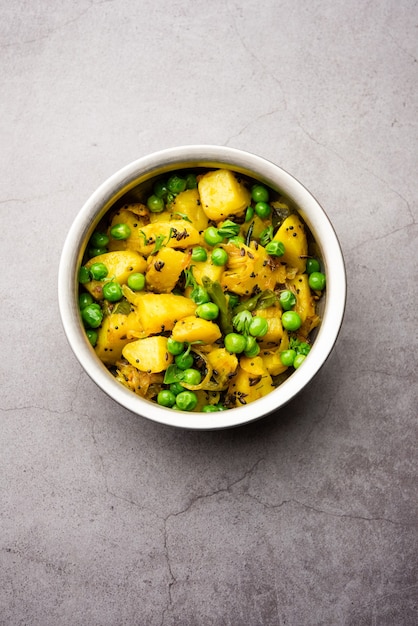 Aloo Mutter lub Matar aalu suche sabzi, indyjskie ziemniaki i zielony groszek smażone razem z przyprawami i przybrane liśćmi kolendry. podawane z roti lub chapati
