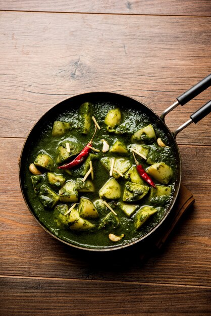 Aloo Palak sabzi czyli curry ze szpinakiem podawane w misce. Popularny indyjski zdrowy przepis. Selektywne skupienie