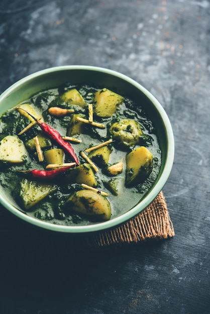 Aloo Palak sabzi czyli curry ze szpinakiem podawane w misce. Popularny indyjski zdrowy przepis. Selektywne skupienie