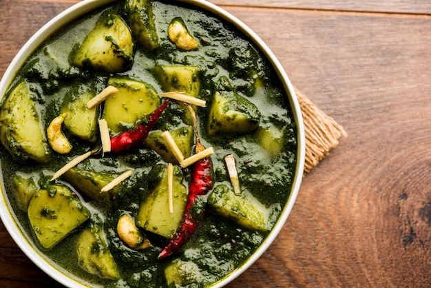 Aloo Palak sabzi czyli curry ze szpinakiem podawane w misce. Popularny indyjski zdrowy przepis. Selektywne skupienie