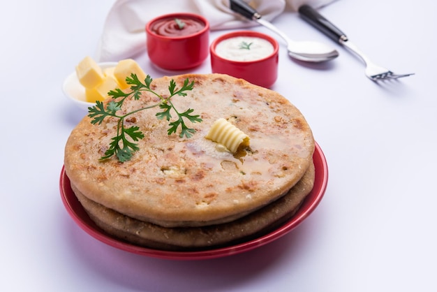 Aloo Paratha Lub Gobi Paratha Znane Również Jako Nadziewane Ziemniaczane Lub Kalafiorowe Danie Z Podpłomyków Pochodzących Z Subkontynentu Indyjskiego