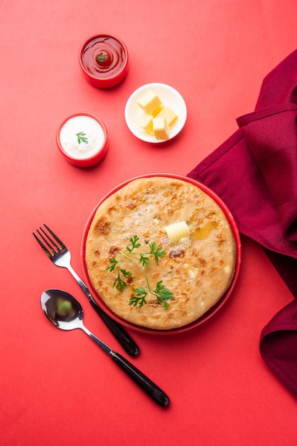 Aloo paratha lub gobi paratha znane również jako nadziewane ziemniaczane lub kalafiorowe danie z podpłomyków pochodzących z subkontynentu indyjskiego