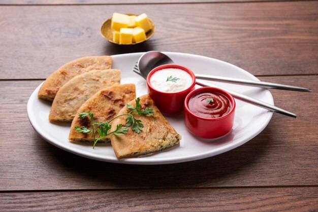 Aloo paratha lub gobi paratha znane również jako nadziewane ziemniaczane lub kalafiorowe danie z podpłomyków pochodzących z subkontynentu indyjskiego