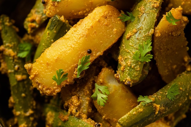 Zdjęcie aloo potol lub dalna recipe to tradycyjne sabzi z bengalskiego spiczastego tykwy ziemniaczanej