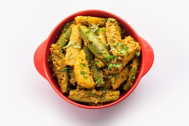 Aloo Potol lub Dalna Recipe to tradycyjne sabzi z bengalskiej tykwy ziemniaczanej