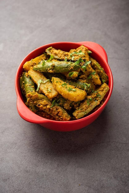 Aloo Potol Lub Dalna Recipe To Tradycyjne Sabzi Z Bengalskiej Tykwy Ziemniaczanej