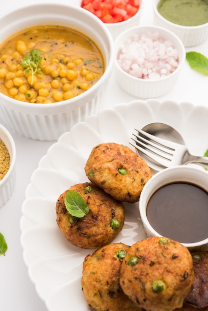 Aloo Tikki Lub Kotlet Ziemniaczany Lub Paszteciki To Popularne Indyjskie Jedzenie Uliczne Przygotowywane Z Gotowanych Ziemniaków, Przypraw I Ziół
