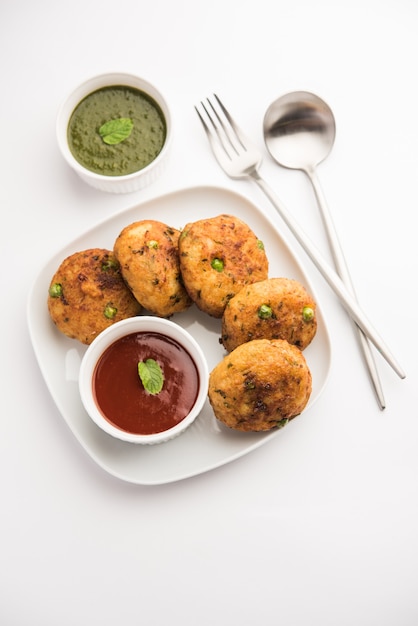 Aloo Tikki Lub Kotlet Ziemniaczany Lub Paszteciki To Popularne Indyjskie Jedzenie Uliczne Przygotowywane Z Gotowanych Ziemniaków, Przypraw I Ziół