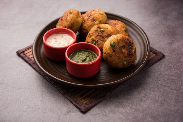 Aloo tikki lub kotlet ziemniaczany lub paszteciki to popularne indyjskie jedzenie uliczne przygotowywane z gotowanych ziemniaków, przypraw i ziół