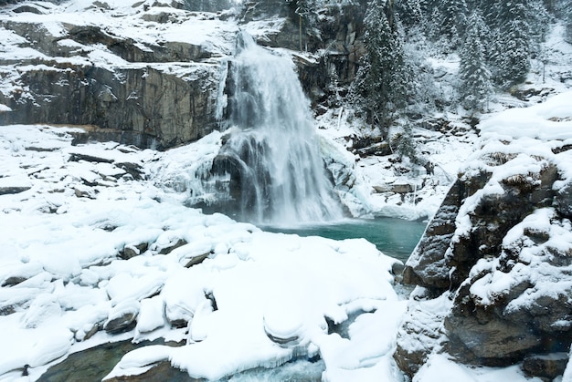 Alpach piękny wodospad górski Krimml Austria, widok na Tyrol zimą
