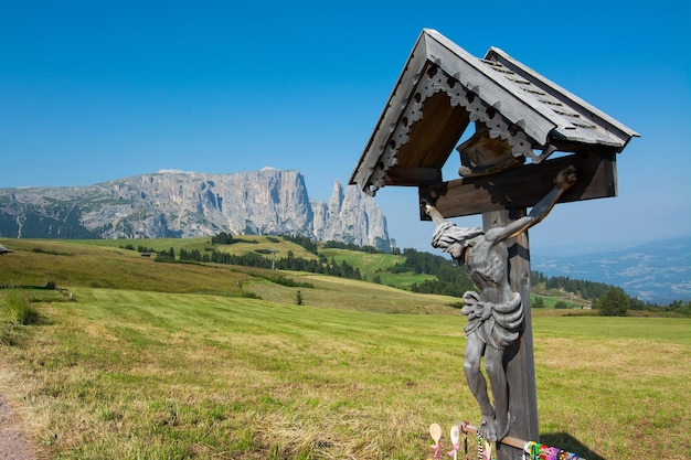 Alpe di Siusi lub Seiser Alm Dolomity Alpy Góra Sciliar i drewniany krucyfiks Trentino Alto Adige Sud Tyrol Włochy Europa