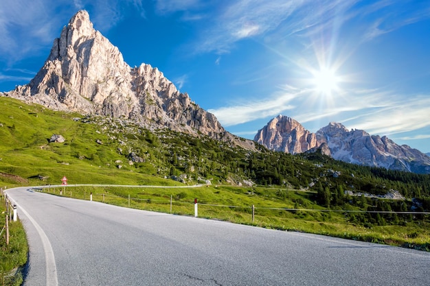 Alpejska droga w wierzchołkach Droga do wysokich gór Panoramiczny krajobraz alpejskiej drogi Dolomity ItalyxAxA