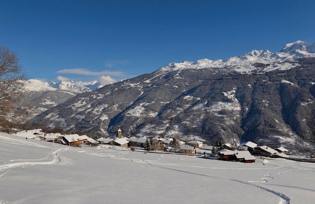 Alpejska Wioska W Dolinie Tarentaise Z Widokiem Na Ośnieżone Góry Pod Błękitnym Niebem