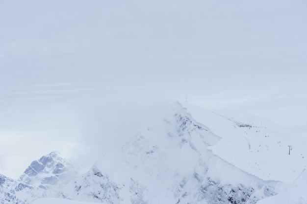 Alpejski ośrodek narciarski w Kraju Krasnodarskim w Rosji, położony na grzbiecie Aibga na zachodnim Kaukazie wzdłuż płaskowyżu Roza Chutor w pobliżu Krasnej Polany.