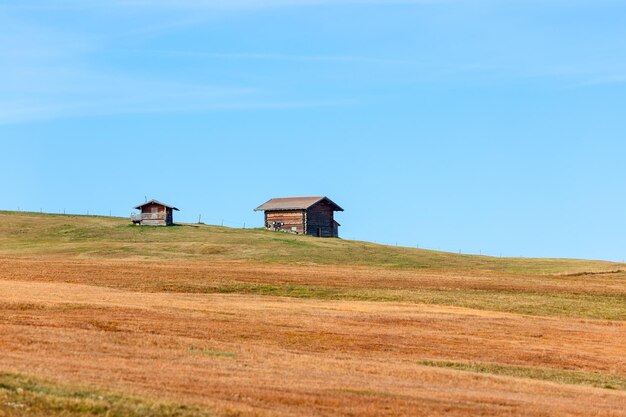 Alpejskie chaty na zakręcie płaskowyżu Seiser Alm Południowy Tyrol Włochy