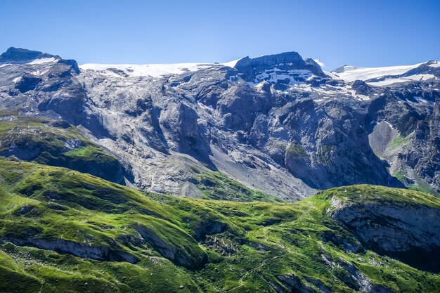 Alpejskie lodowce i krajobraz górski w Pralognan la Vanoise. Francuskie Alpy.