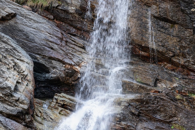 Zdjęcie alpine lillaz waterfall splashes karst rocks cogne aosta valley włochy