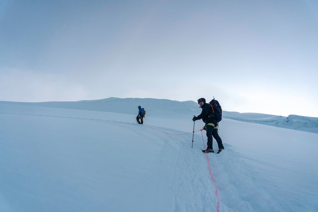 Alpiniści na szczycie ośnieżonej góry