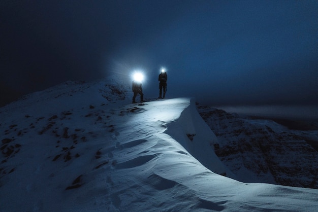 Alpiniści Trekkingowi W Zimną Noc W Liathach Ridge W Szkocji