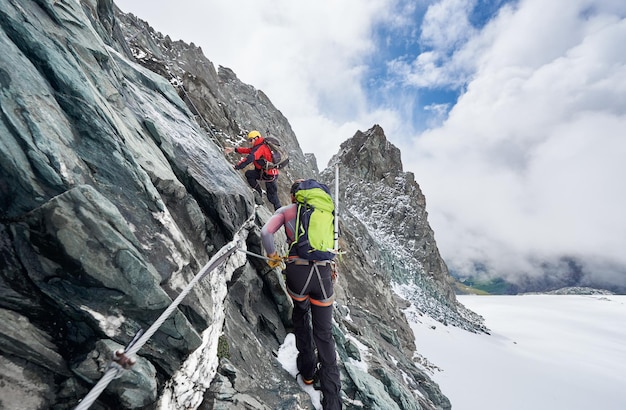 Zdjęcie alpiniści wspinają się na szczyt grossglockner w austrii