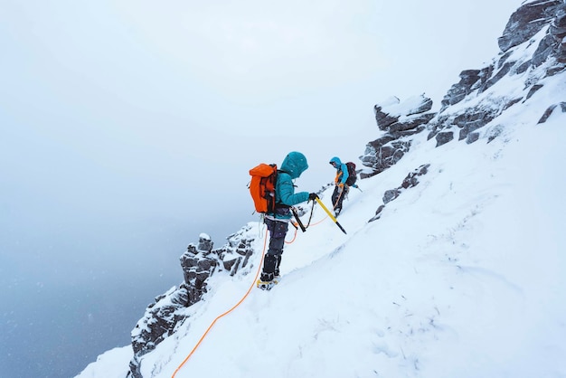 Alpiniści Wspinający Się Na Ośnieżony Grzbiet Liathach W Szkocji