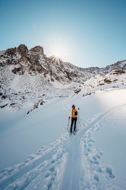 Alpinista backcountry ski walking skialpinista w górach Skialpinizm w alpejskim krajobrazie z ośnieżonymi drzewami Przygoda sporty zimowe Wysokie tatry krajobraz słowacji