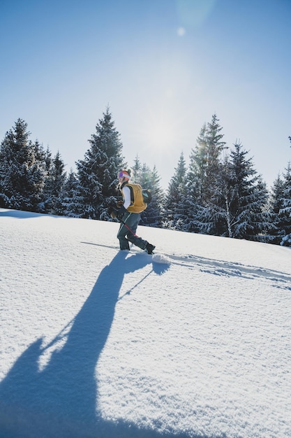 Alpinista backcountry ski walking skialpinista w górach Skitouring w alpejskim krajobrazie z ośnieżonymi drzewami Przygoda sporty zimowe Kralova hola Słowacja