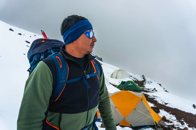 Alpinista na wysokim polu wulkanu chimborazo