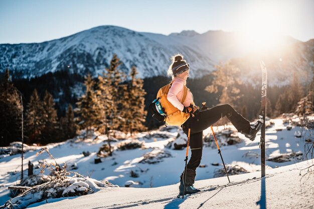 Alpinista Skialpinizm Spacery Narciarskie Alpinista W Górach Skialpinizm W Alpejskim Krajobrazie Z Ośnieżonymi Drzewami Przygoda Sporty Zimowe