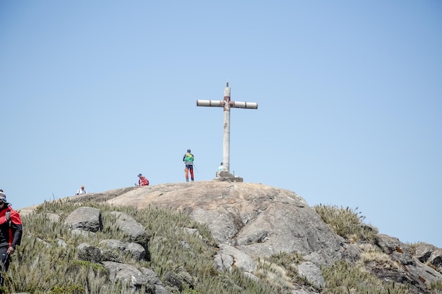 Alpinista wspinający się na najwyższe szczyty Brazylii w górach z rozległymi wędrówkami i wędrówkami z plecakiem.