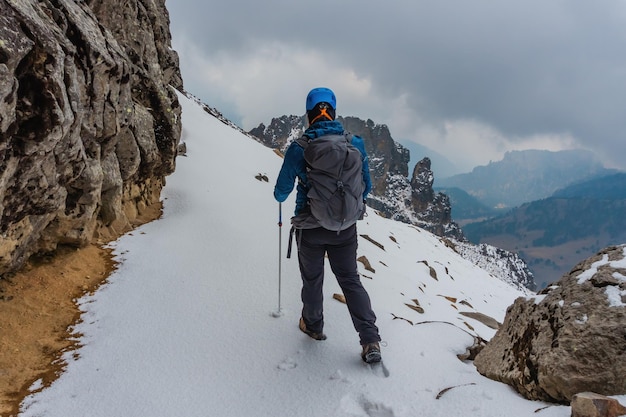 Alpinista Z Plecakiem Na Wędrówki Górskie Zimą W Słoneczny Dzień