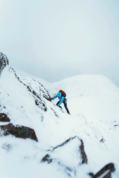 Alpinista za pomocą czekana, aby wspiąć się na Forcan Ridge w Glen Shiel w Szkocji