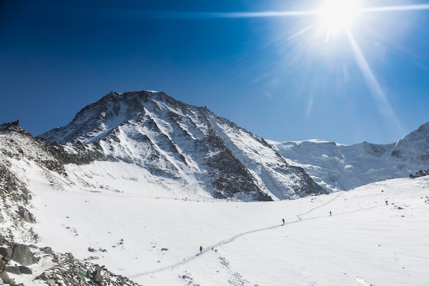 Alpinizm wchodząc na MontBlanc przez Glacier de Tete Rousse i Grand Couloir to żleb na Aiguille du Gouter Alpy Francuskie ChamonixMontBlanc Francja