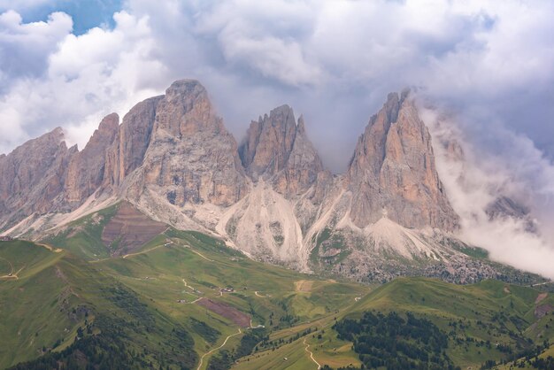 Alpy Dolomitowe we Włoszech, malowniczy krajobraz górski