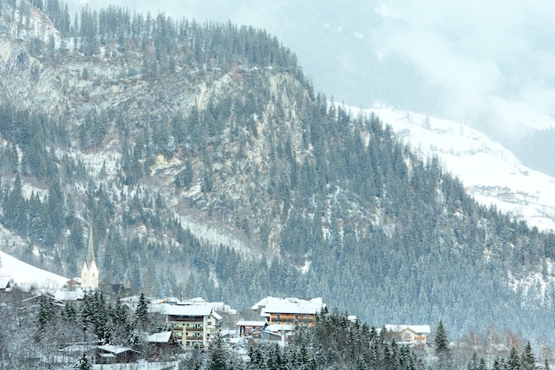 Alpy piękna zimowa górska wioska w pobliżu wodospadu Krimml (Austria, Tyrol).