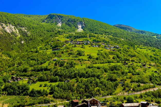 Alpy Szwajcarskie góry pokryte drzewami i domami Stalden Sta