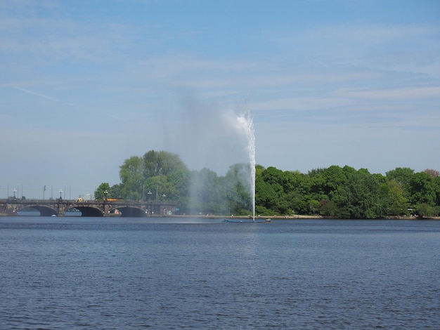 Alsterfontaene Fontanna Alster nad jeziorem Binnenalster Inner Alster w Hamburgu