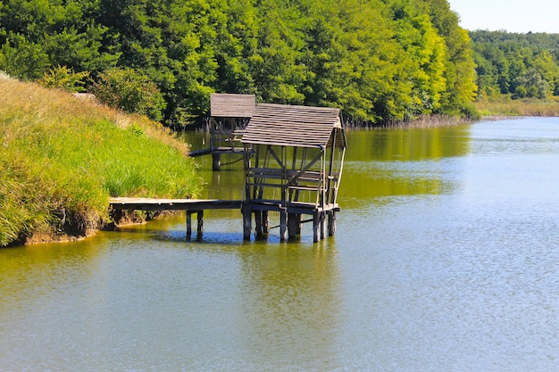 Zdjęcie altana na drewnianym molo nad jeziorem