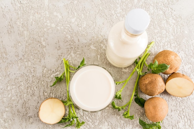 Alternatywa mleka ziemniaczanego wegetariańska przyjazna dla wegan organiczna modna szklana butelka świeża kuchnia